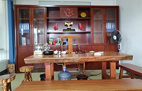 壹定发钢材有限公司恬静办公室